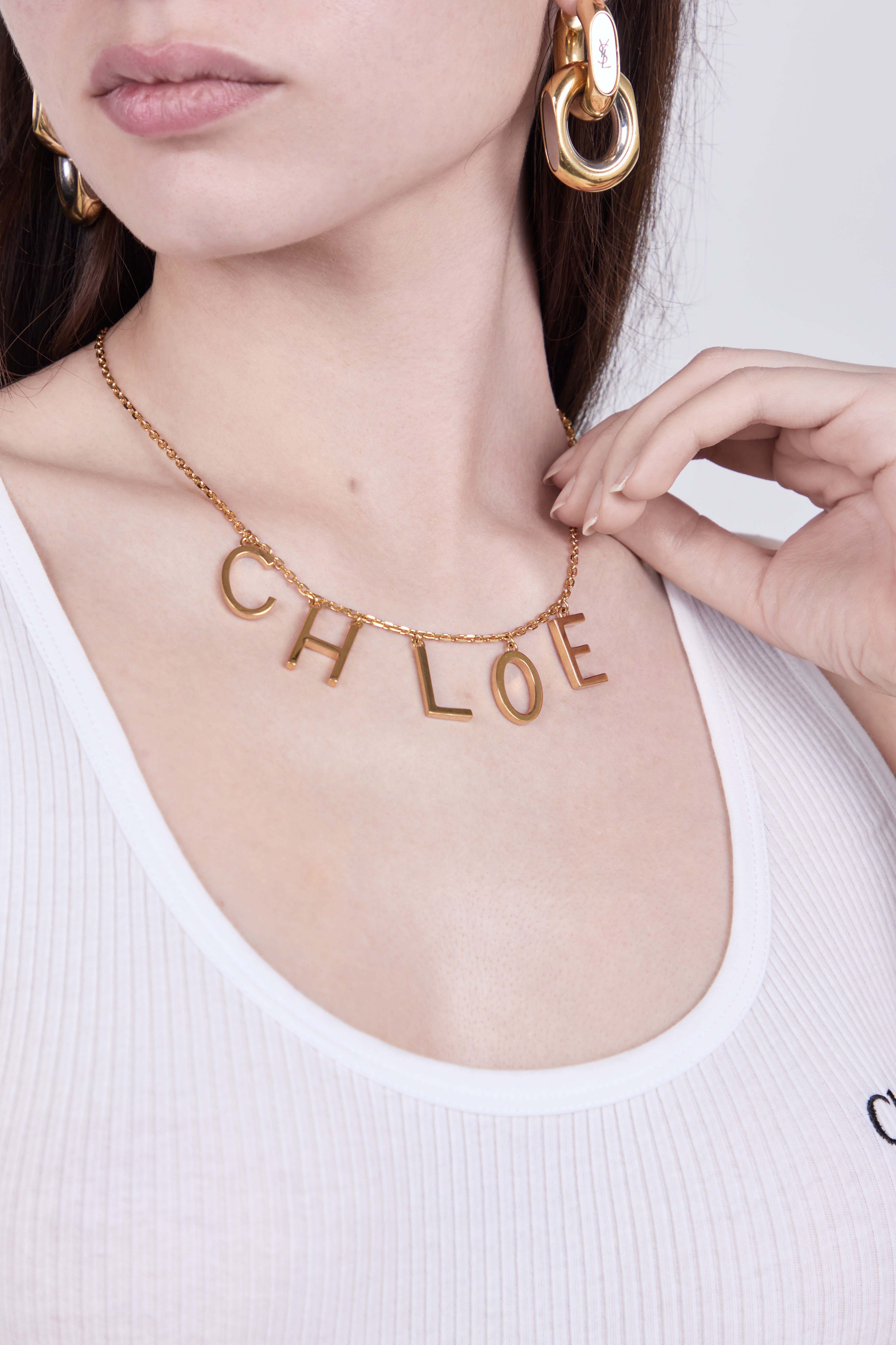 תמונת כל הלוק של שרשרת אותיות